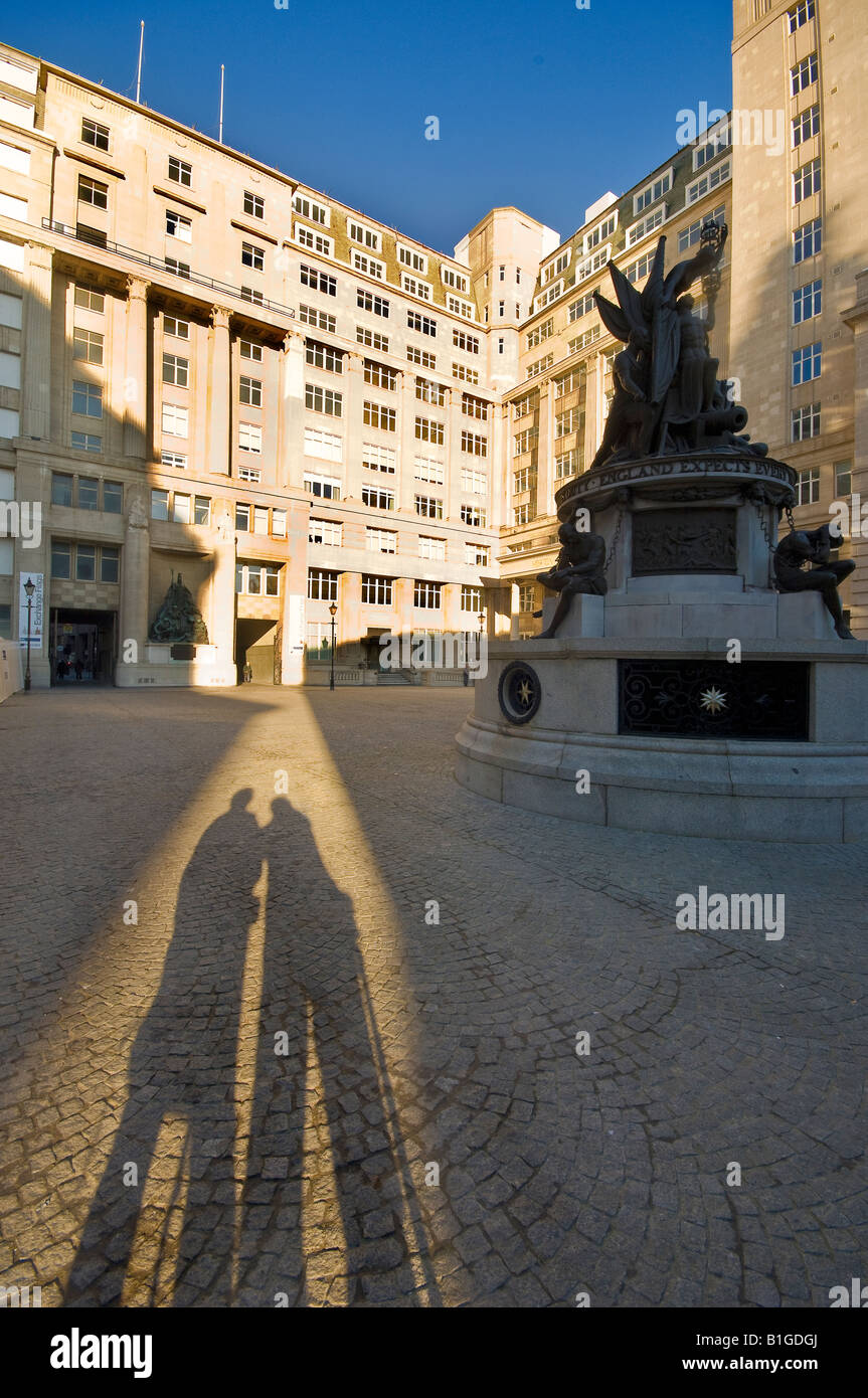 Schatten über Piazza von Exchange Fahnen Liverpool UK Stockfoto