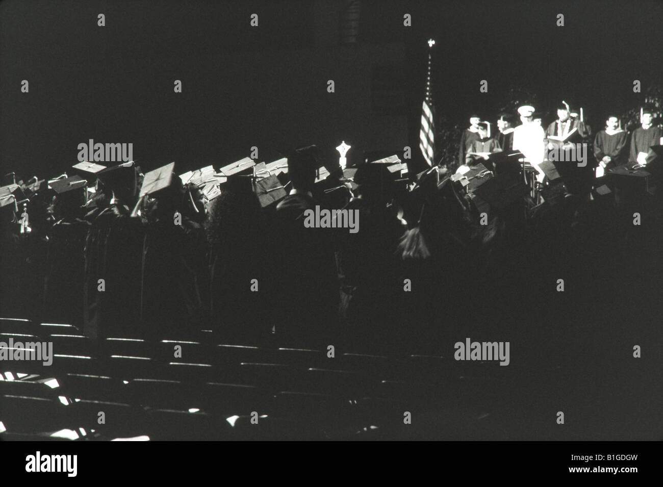 College-Absolventen an der Abschlussfeier, Graduierung Roben tragen, erhalten Diplome, B + W Bild Stockfoto