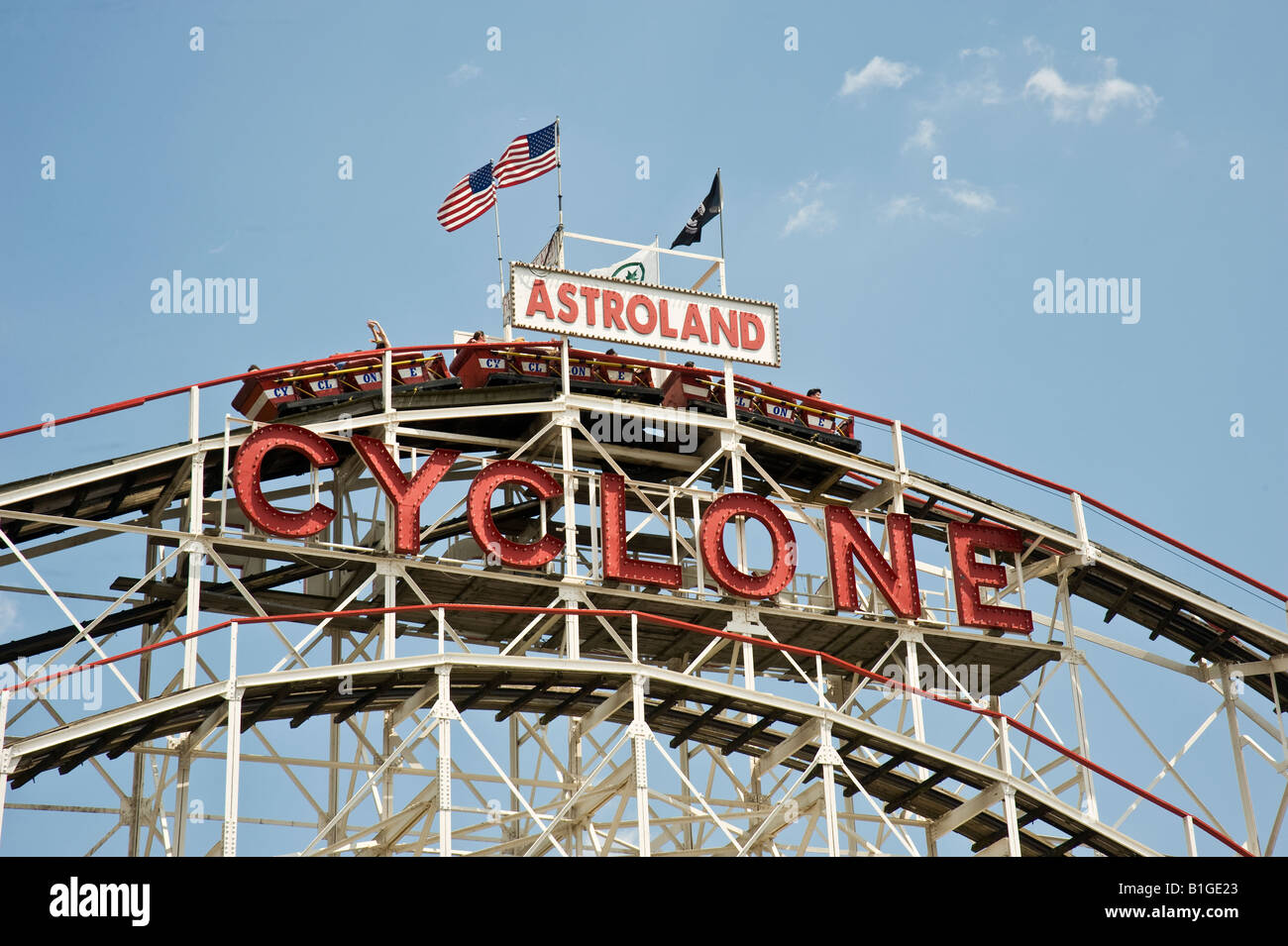 Fahrer auf die Cyclone-Achterbahn fahren auf Coney Island, USA Stockfoto