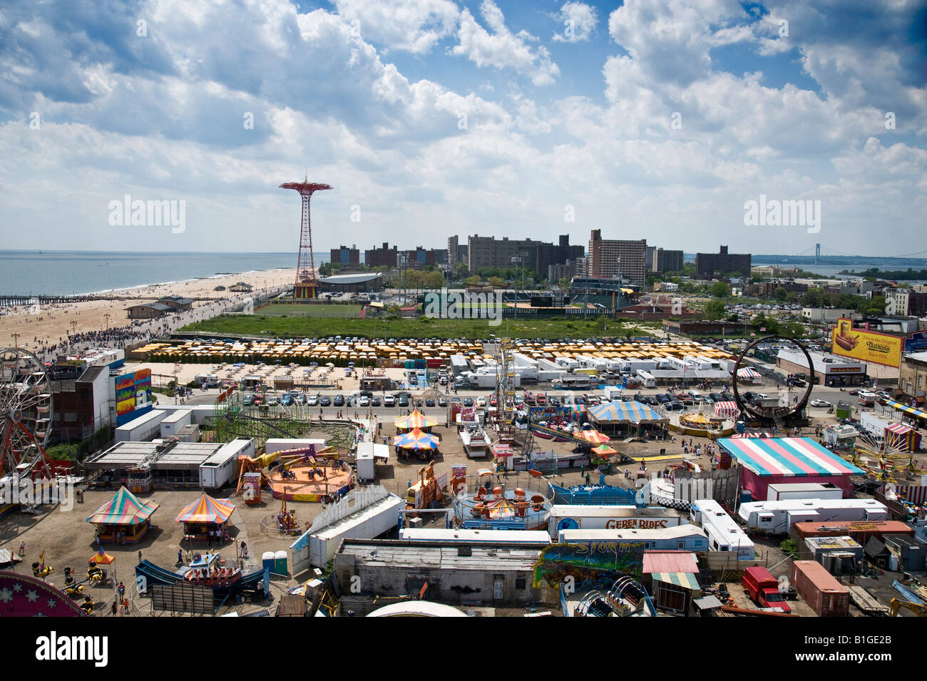 Blick von oben auf das Wonder Wheel auf Coney Island mit Blick auf den Fallschirmsprung und Keyspan Park Stockfoto