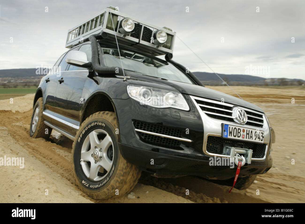 Offroad-Auto-Abenteuer in der Wüste. Volkswagen Touareg. Stockfoto