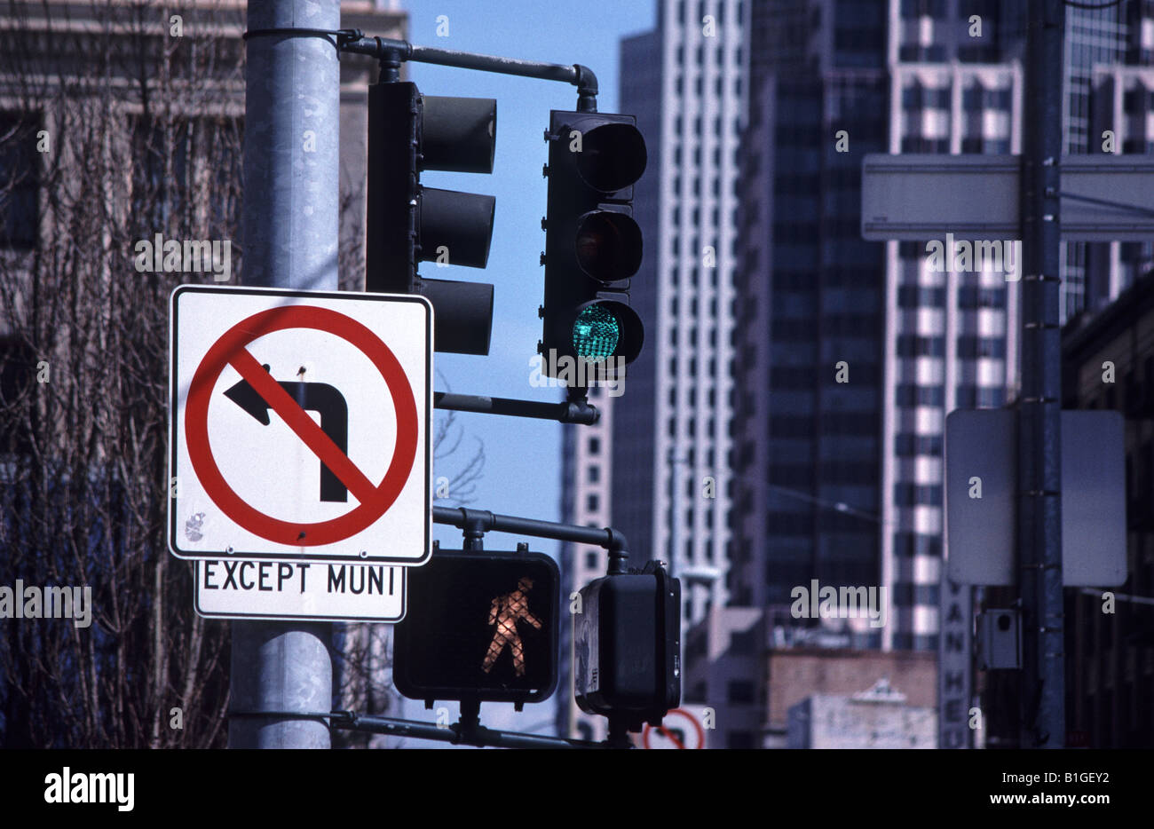 Ampel und keine Links machen außer Busse Zeichen in San Francisco Stockfoto