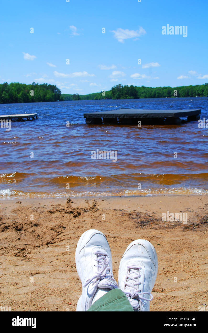 Entspannen an einem faulen Sommertag am See.  Zu kalt, um Ihre Schuhe ausziehen, warm genug zum Entspannen in der Sonne & kühle Brise! Stockfoto