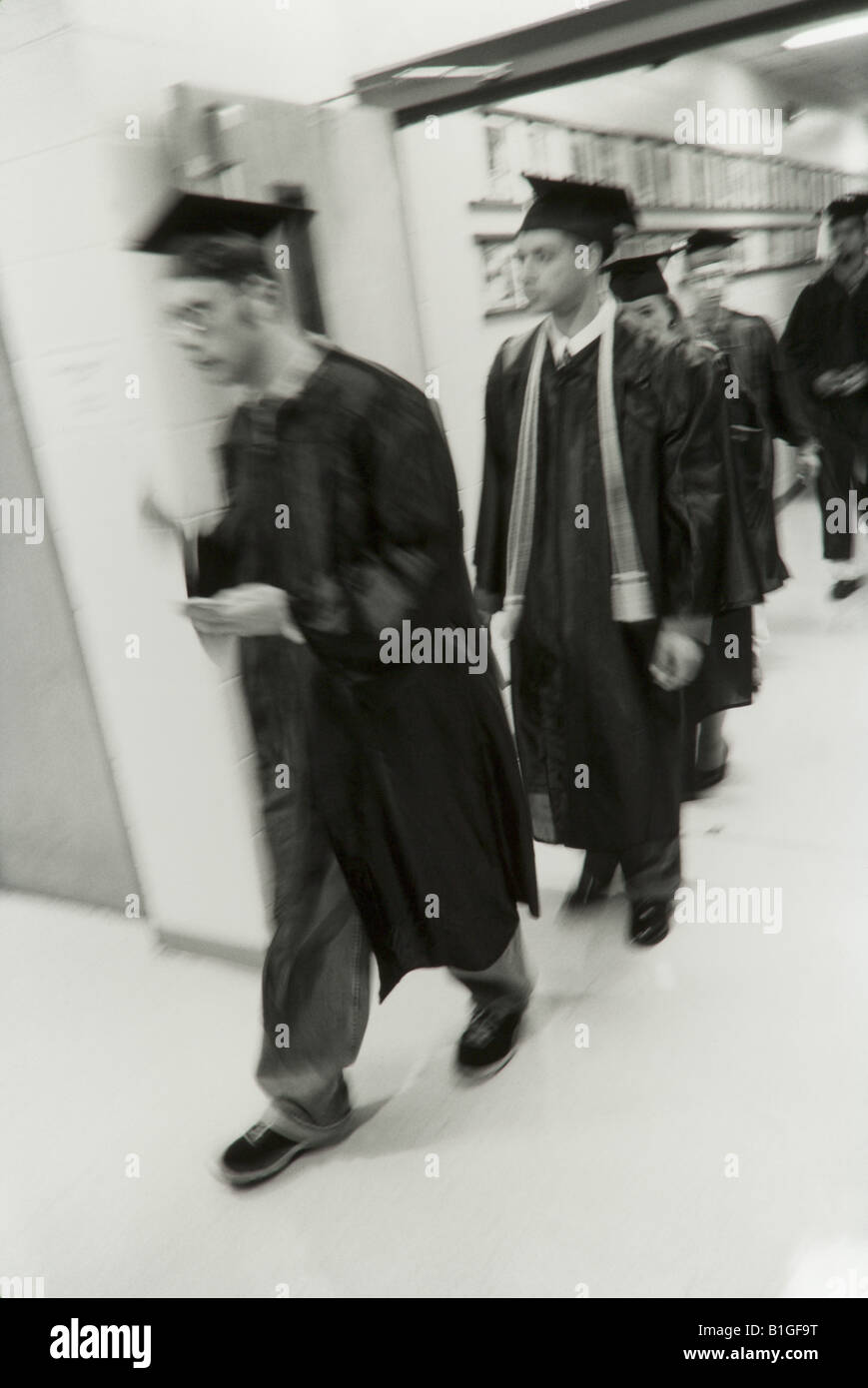 College-Absolventen an der Abschlussfeier, Graduierung Roben tragen, erhalten Diplome, B + W Bild Stockfoto