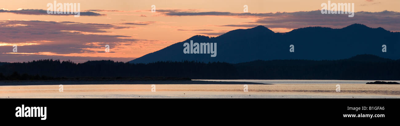 Panoramablick auf Meares Island bei Sonnenuntergang von Tofino, BC, Kanada Stockfoto