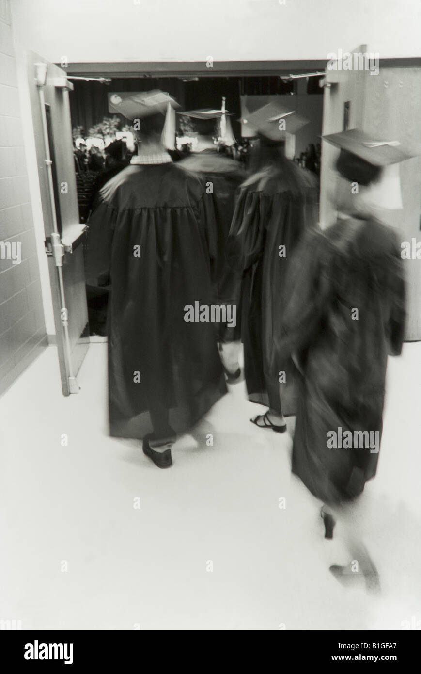 College-Absolventen an der Abschlussfeier, Graduierung Roben tragen, erhalten Diplome, B + W Bild, erlauben Bewegung Stockfoto