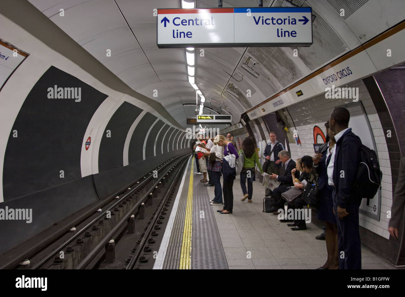 Oxford Circus U-Bahn Bakerloo Linie Plattform London Stockfoto