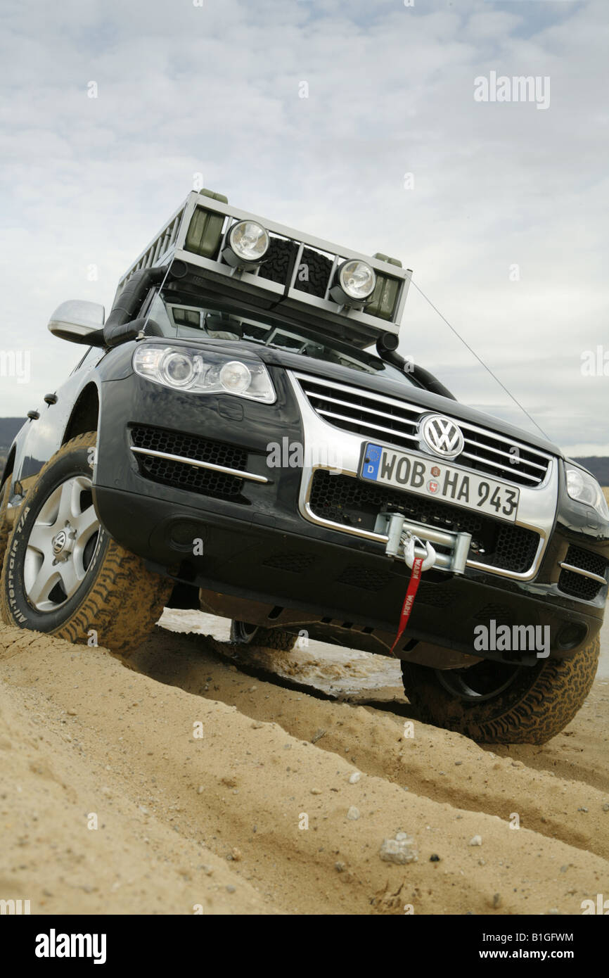 Offroad-Auto-Abenteuer in der Wüste. Volkswagen Touareg. Stockfoto