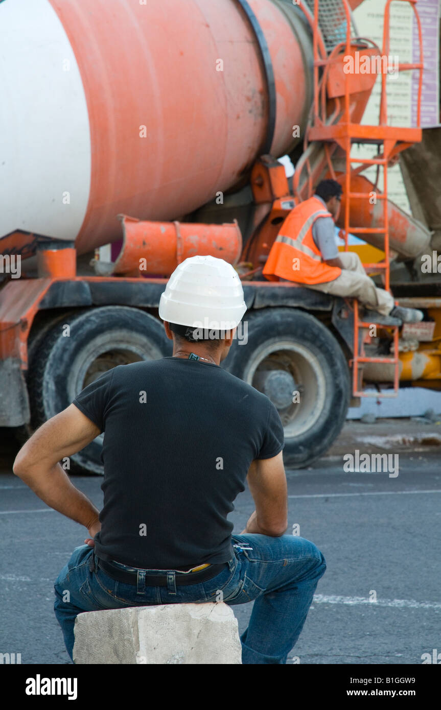 Israel Jerusalem Baustelle Nahaufnahme des Arbeitnehmers einen Betonmischer-LKW bei der Arbeit beobachten Stockfoto