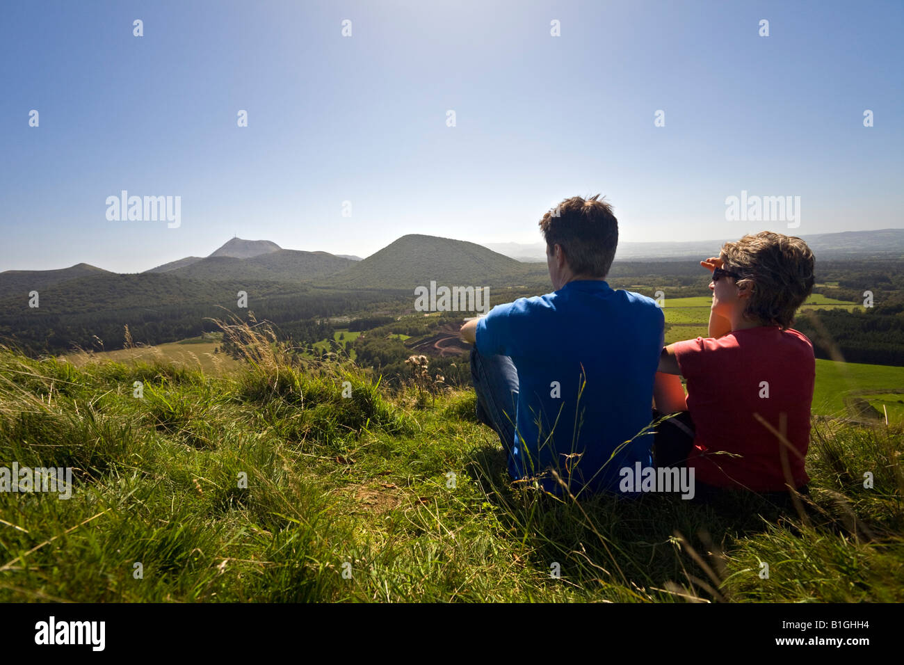 Ein paar Blick auf die Chaîne des Puys (Puy-de-Dôme - Frankreich). Ein paar admirant la Chaîne des Puys (Puy-de-Dôme (63), Frankreich). Stockfoto