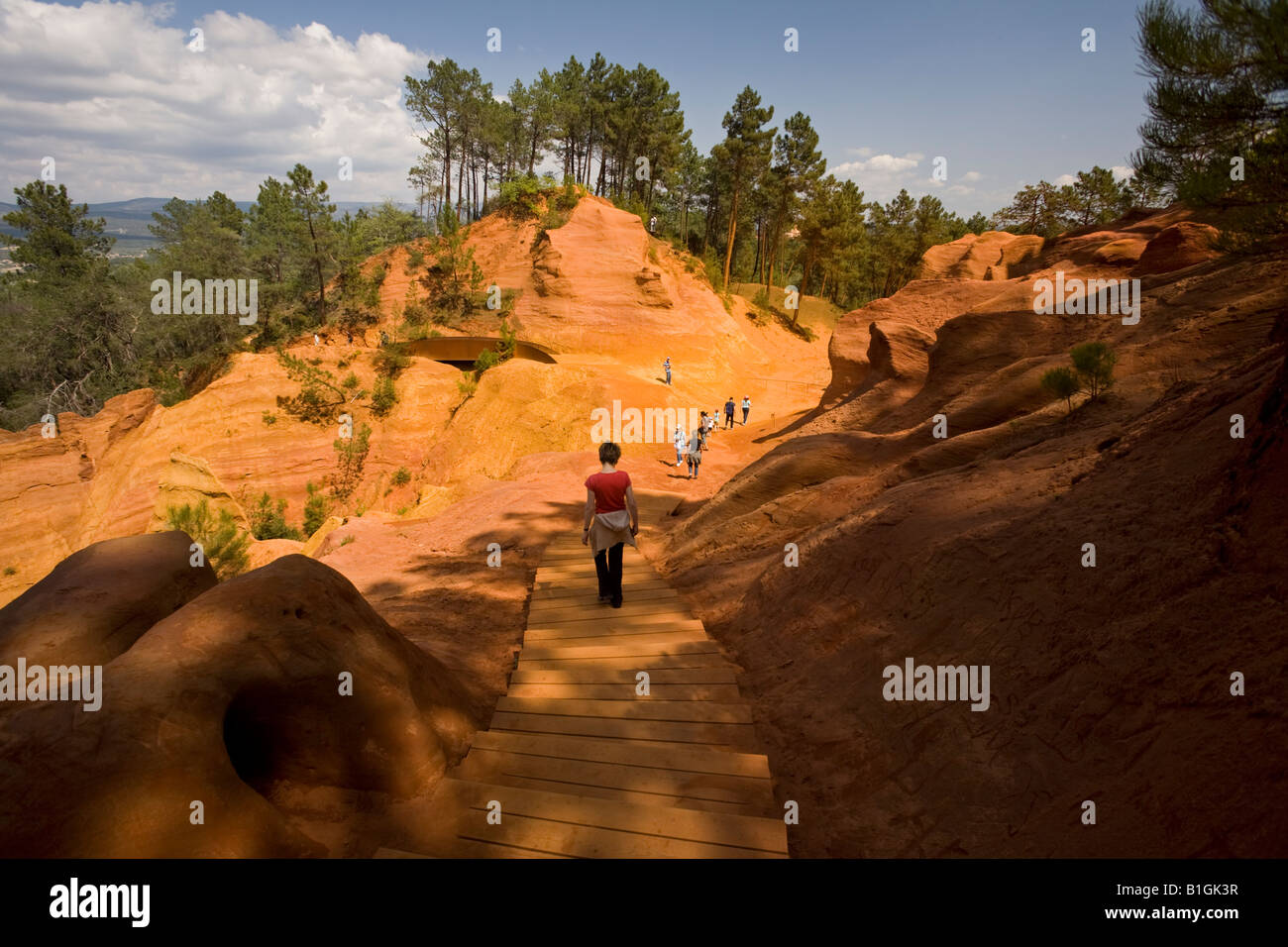 Ein Blick auf den "Ocker Weg" in der Gemeinde von Roussillon (Frankreich). Vue du "Sentier des Ocres" (Roussillon 84220 - Frankreich). Stockfoto