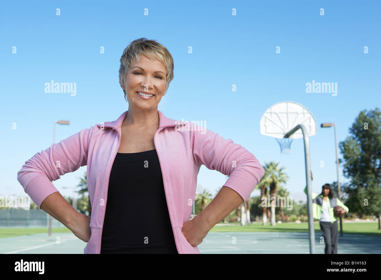 Frauen in Führungspositionen auf Outdoor-Basketballplatz, Porträt Stockfoto