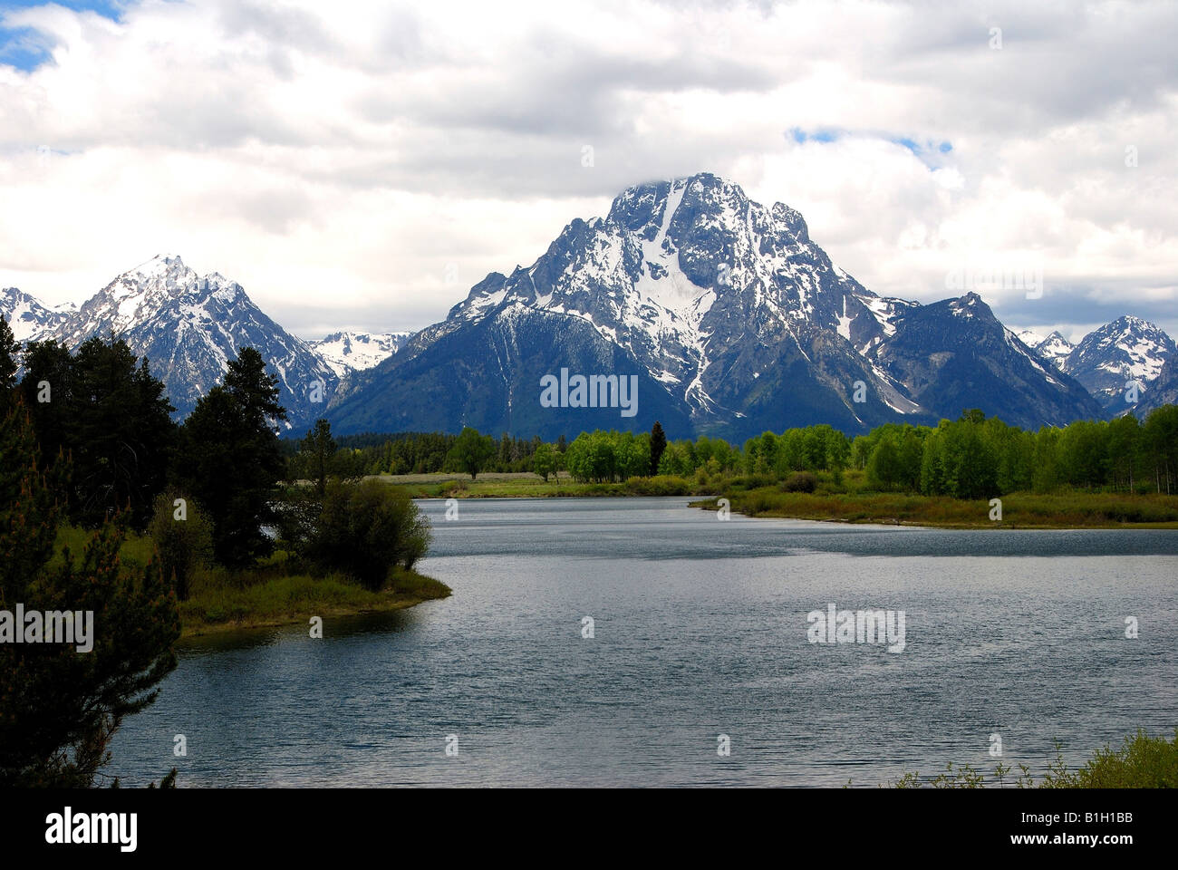 Flusses vor schneebedeckten Bergen, Snake River, Grand Teton, Grand-Teton-Nationalpark, Wyoming, USA Stockfoto