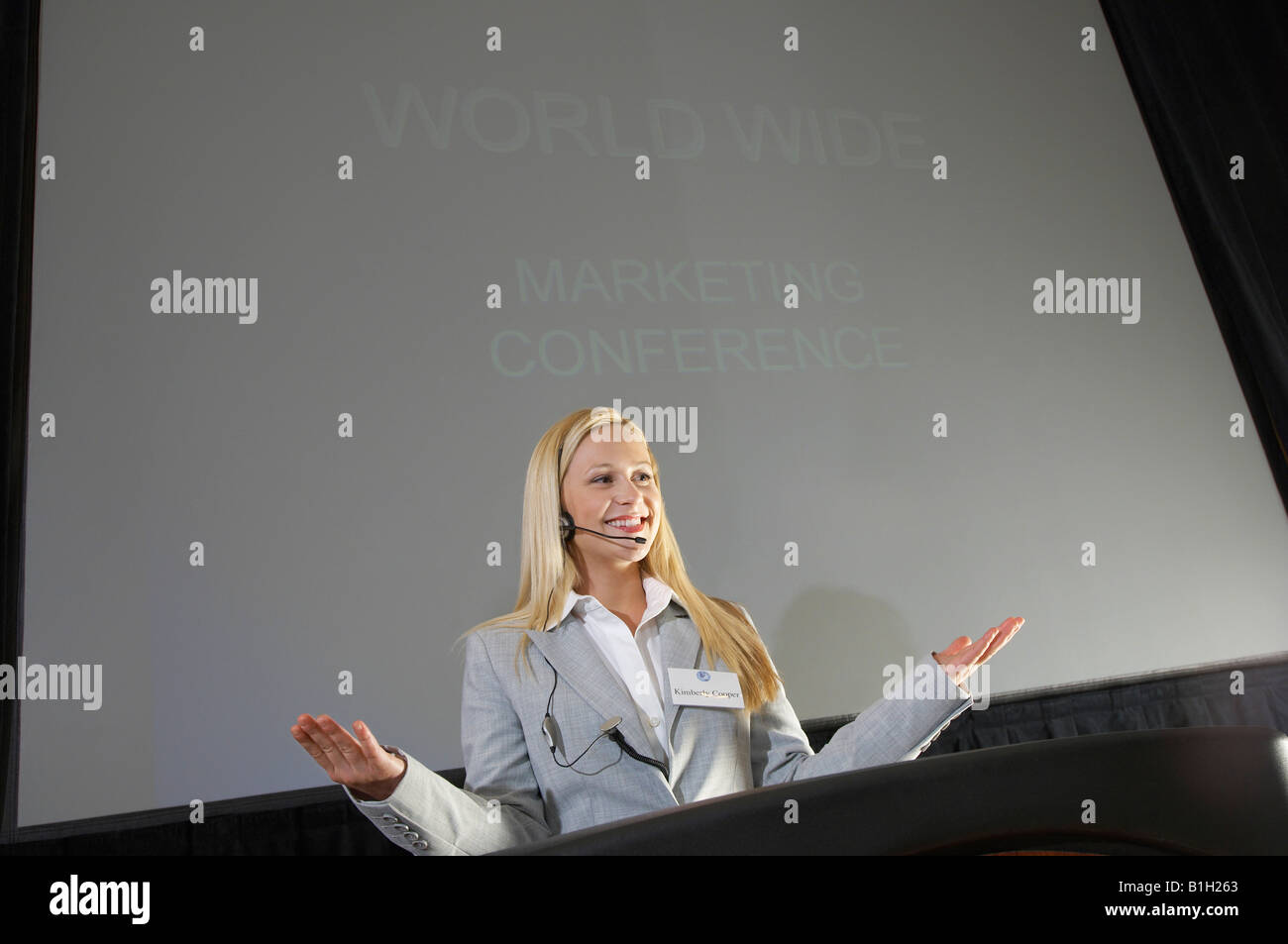 Junge Frau während der Konferenz Stockfoto