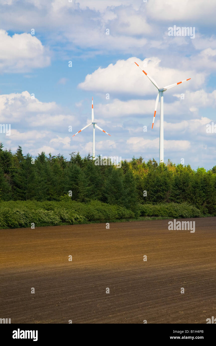 Windkraftanlagen und Feld Stockfoto