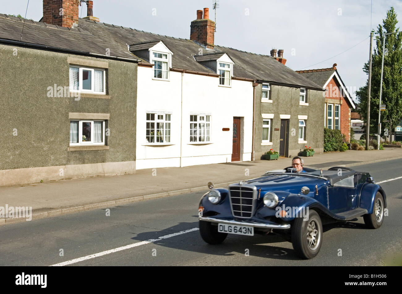 Der offene Morgan Sportwagen fährt durch das Dorf St Michael's in Wyre, Lancashire, Großbritannien Stockfoto