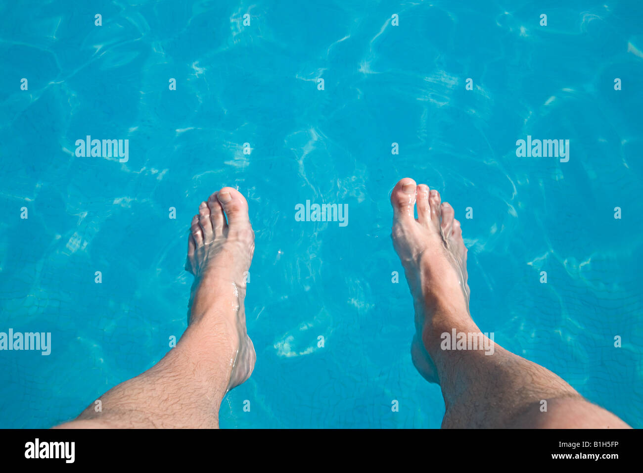 Person mit Füßen im pool Stockfoto