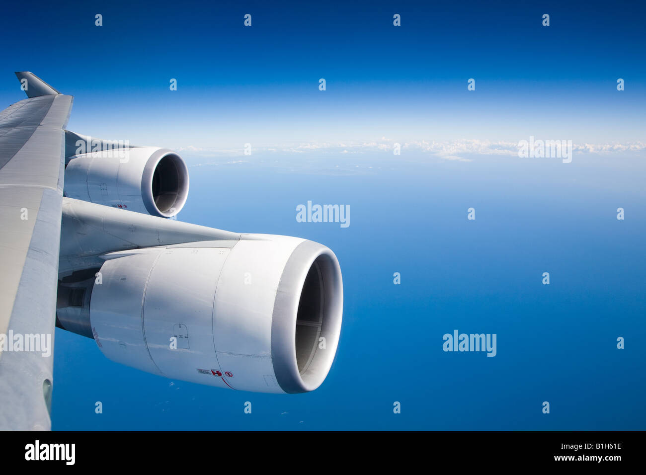 Flugzeugmotoren und blauer Himmel Stockfoto