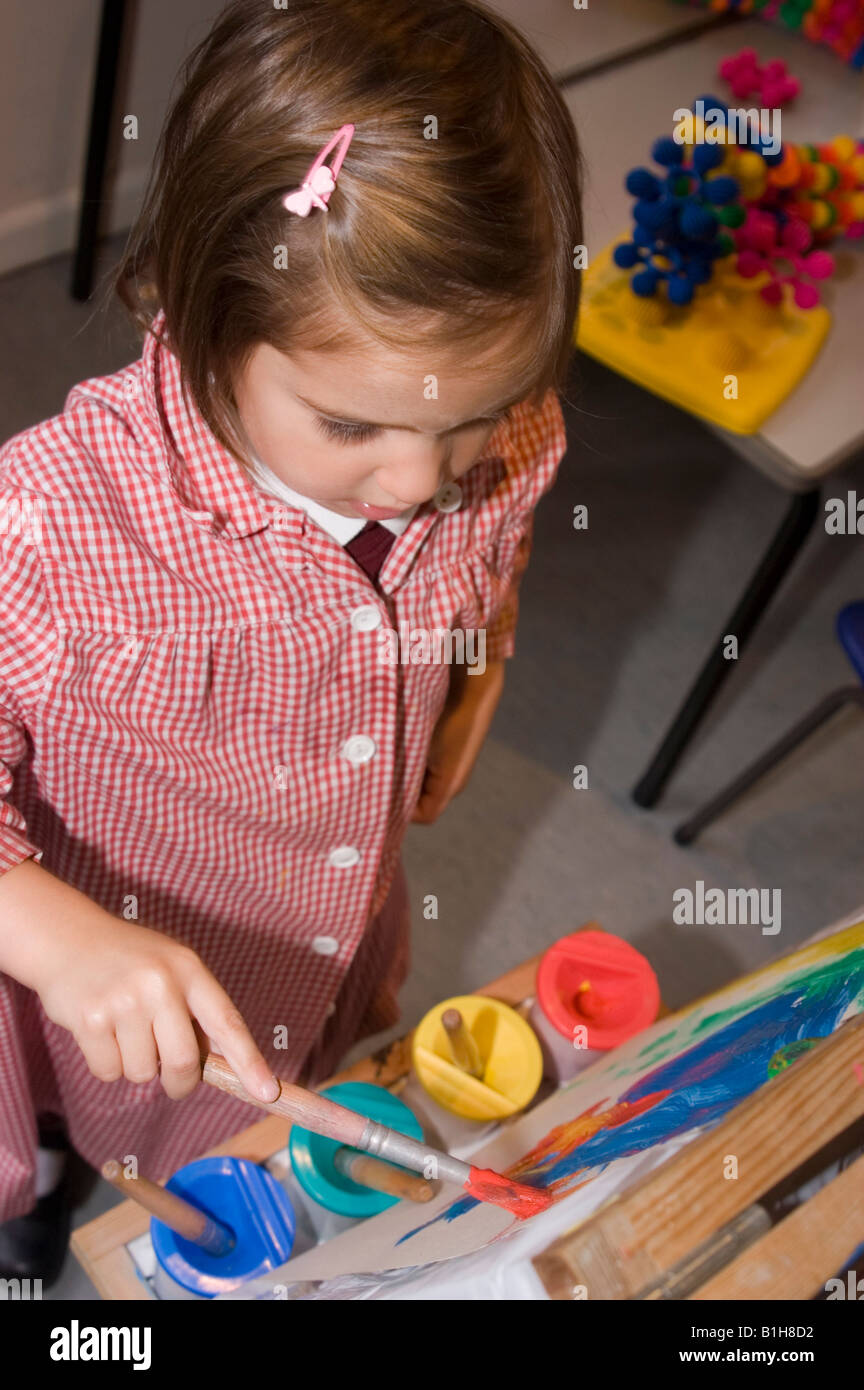kleines Mädchen in der Schule malen Stockfoto