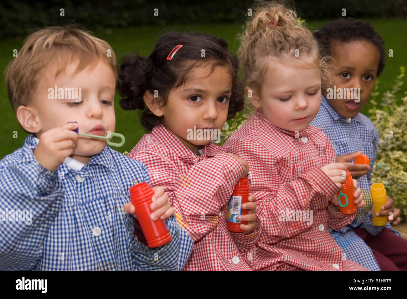 Kinder in eine private Vorschule spielen mit Luftblasen Stockfoto