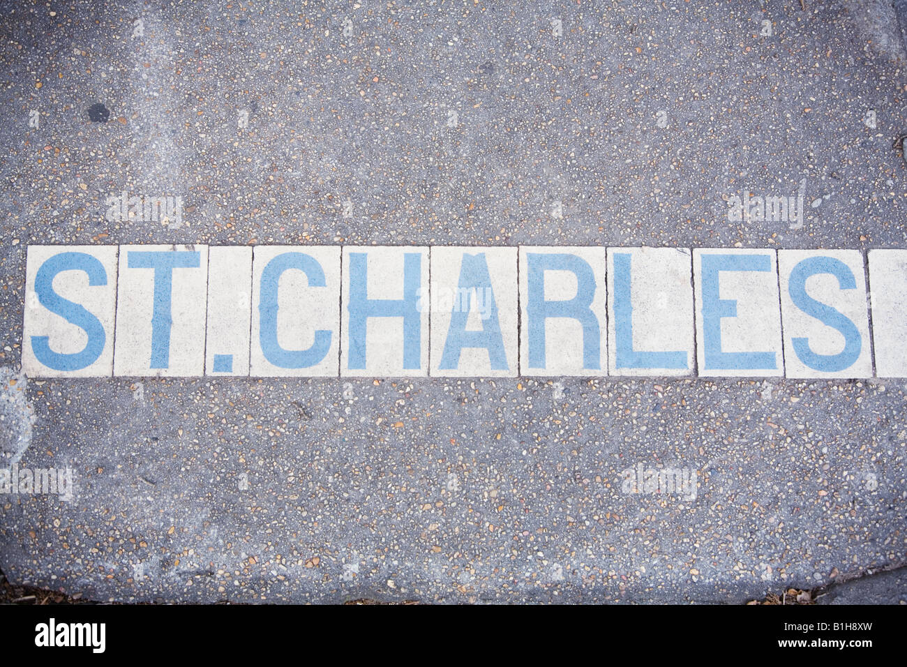 Straßenschild in Bürgersteig eingebettet. St. Charles Avenue. New Orleans, Louisiana. USA. Stockfoto