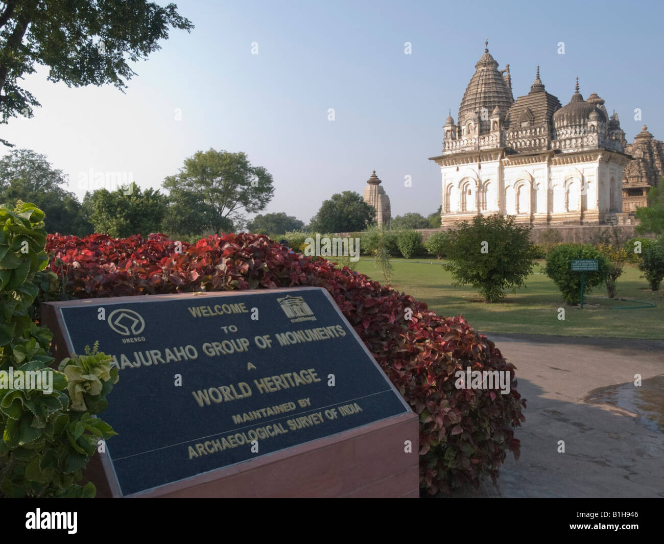 Khajuraho Madhya Pradesh Indien Asien Vishvanath Hindu-Tempel in westlichen Gruppe mit Schild Stockfoto