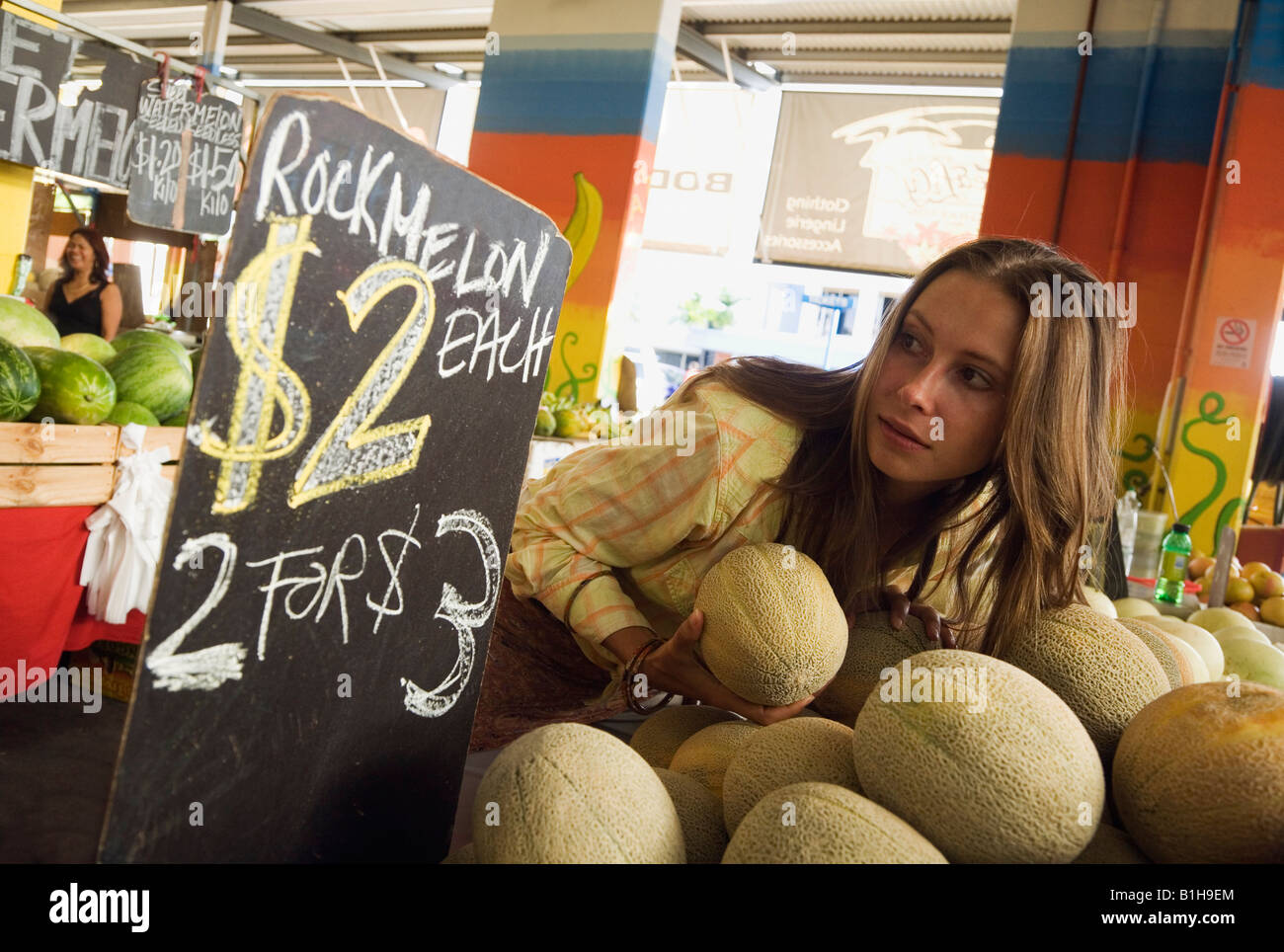 Frau shopping für Obst am Markt - Cairns, Queensland, Australien Stockfoto