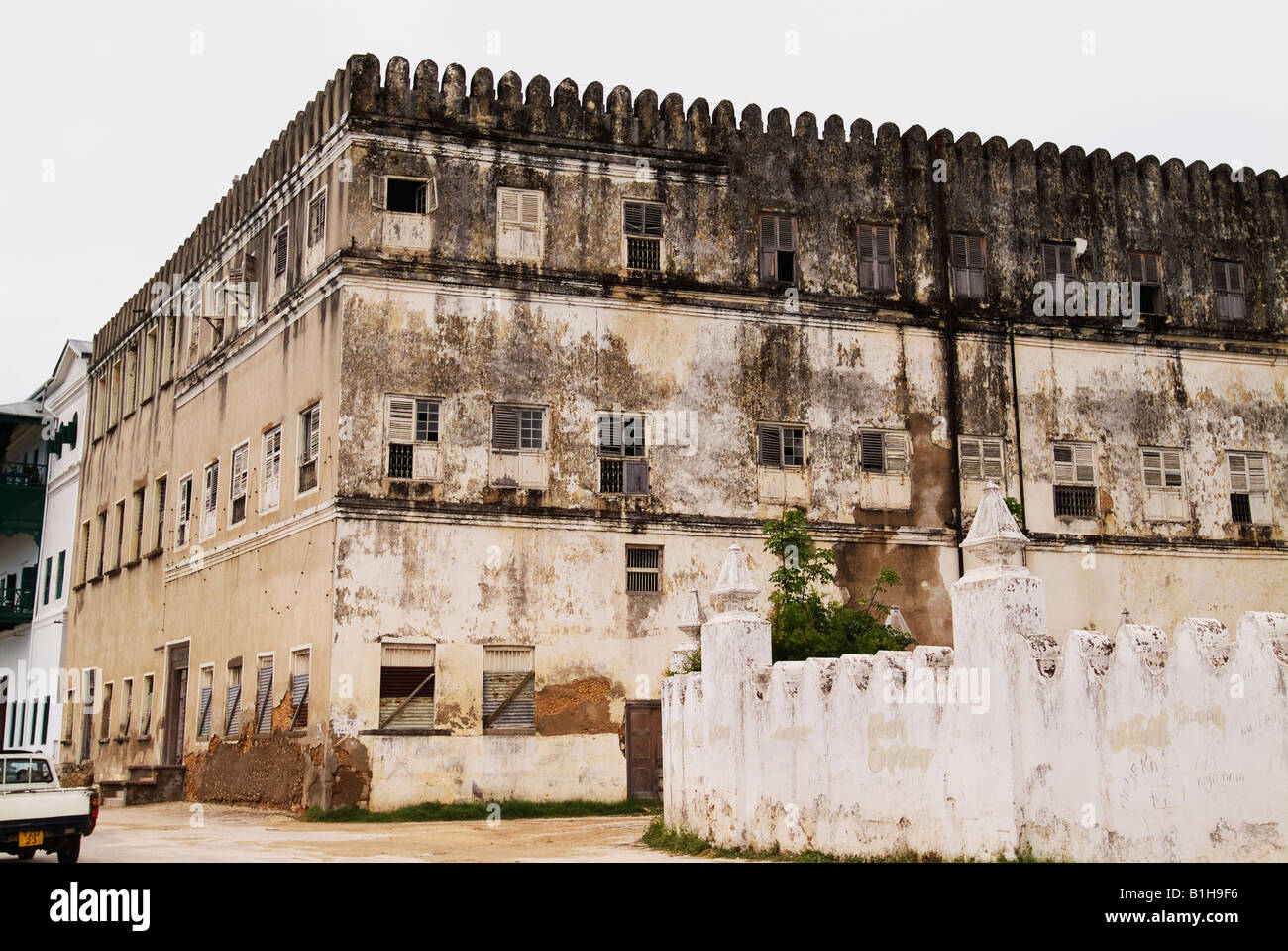 Historische Gebäude, die Erosion in Stonetown, Sansibar, Tansania, Ostafrika. Artisan Amyn Nasser Amynnasser [Raum für Kopie] Stockfoto