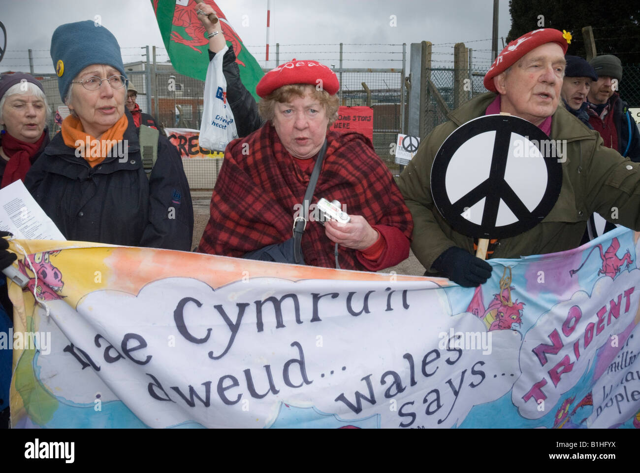 Welsh CND Demonstranten vor der Aldermaston Atombombe Fabrik in 50. Jahrestag umgeben die Basis protest Stockfoto