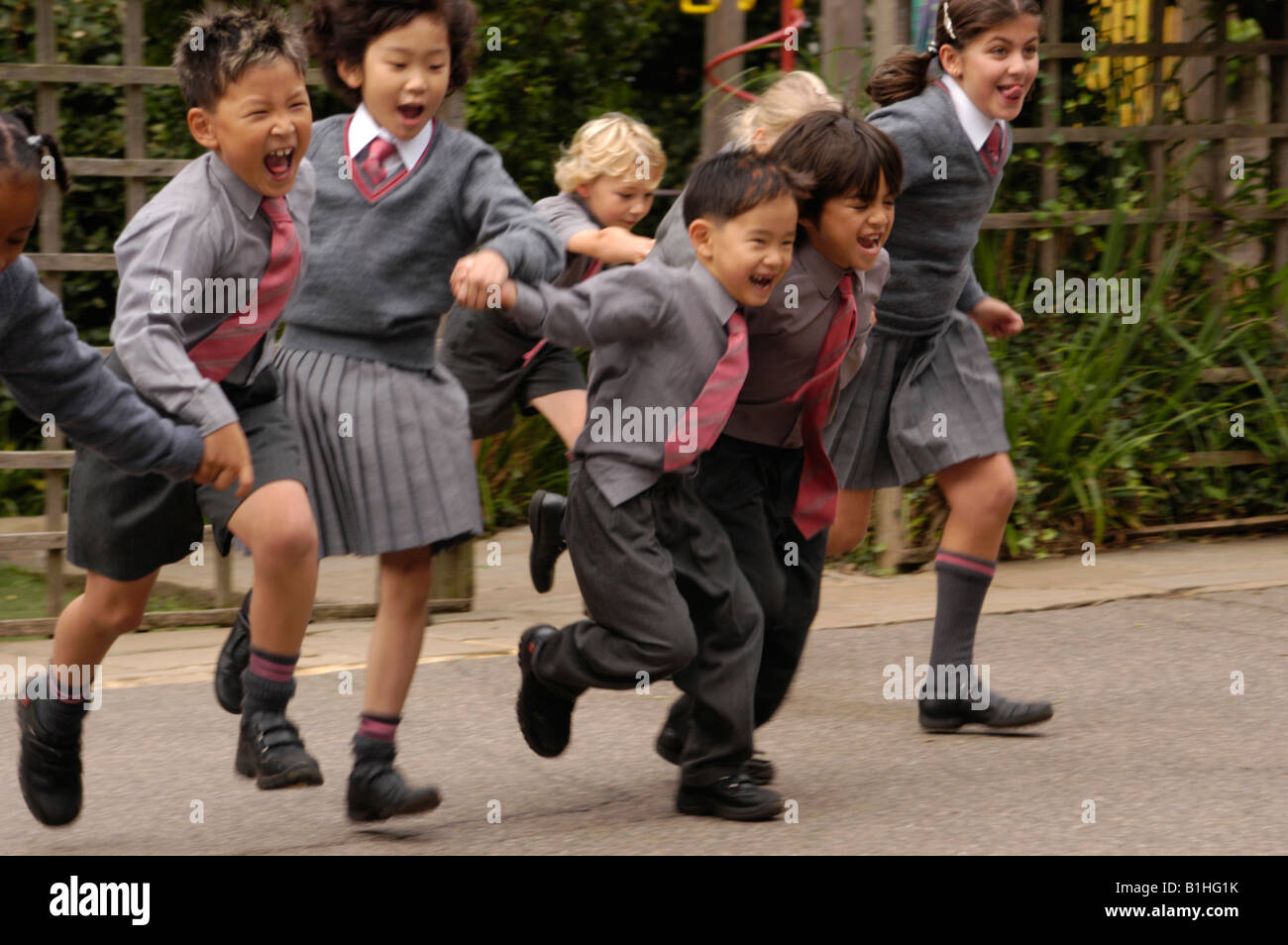 Kinder laufen in Spielzeit Spaß in der Schule Stockfoto