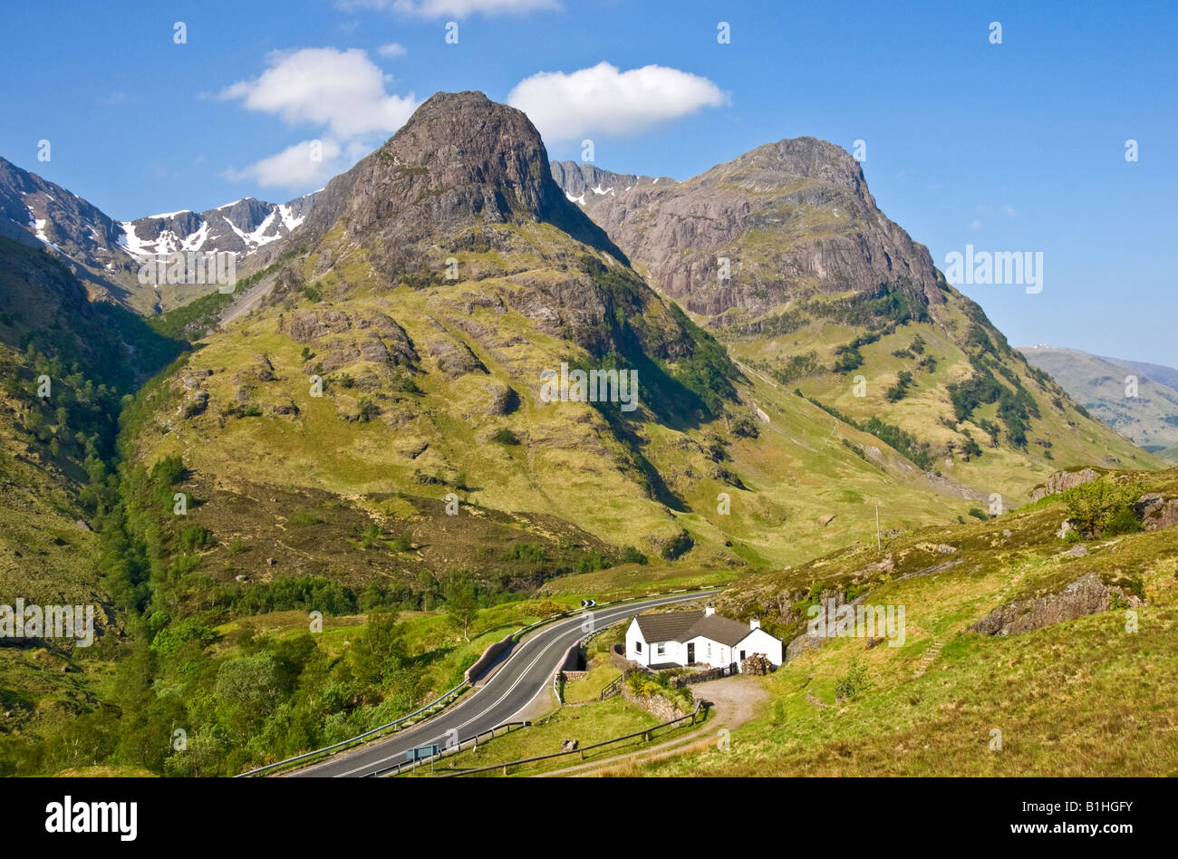 Zwei der berühmten Three Sisters Berge in Glen Coe West Highlands Schottland mit cottage Stockfoto