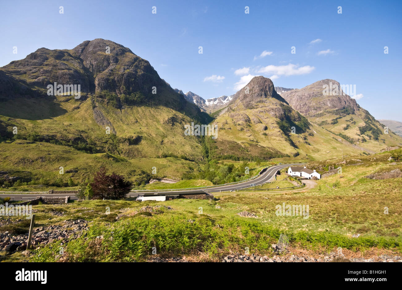 Die berühmten Three Sisters Berge in Glen Coe West Highlands Schottland mit cottage Stockfoto