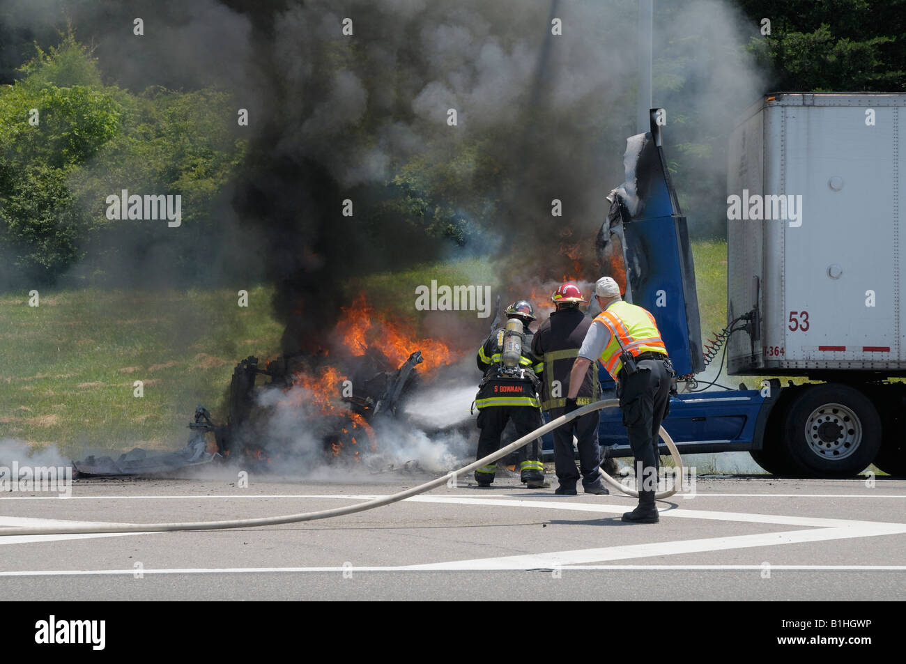 Traktor Anhänger LKW in Brand im Osten gebunden Seite des I-640 in Knoxville, Tennessee, USA am 6. Juni 2008. Stockfoto