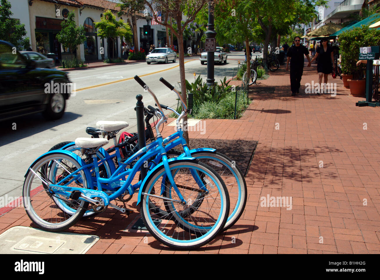 Fahrräder auf der State Street, Santa Barbara, Kalifornien, USA Stockfoto