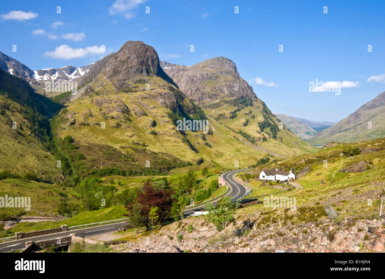 Die berühmten Three Sisters Berge in Glen Coe West Highlands Schottland mit cottage Stockfoto