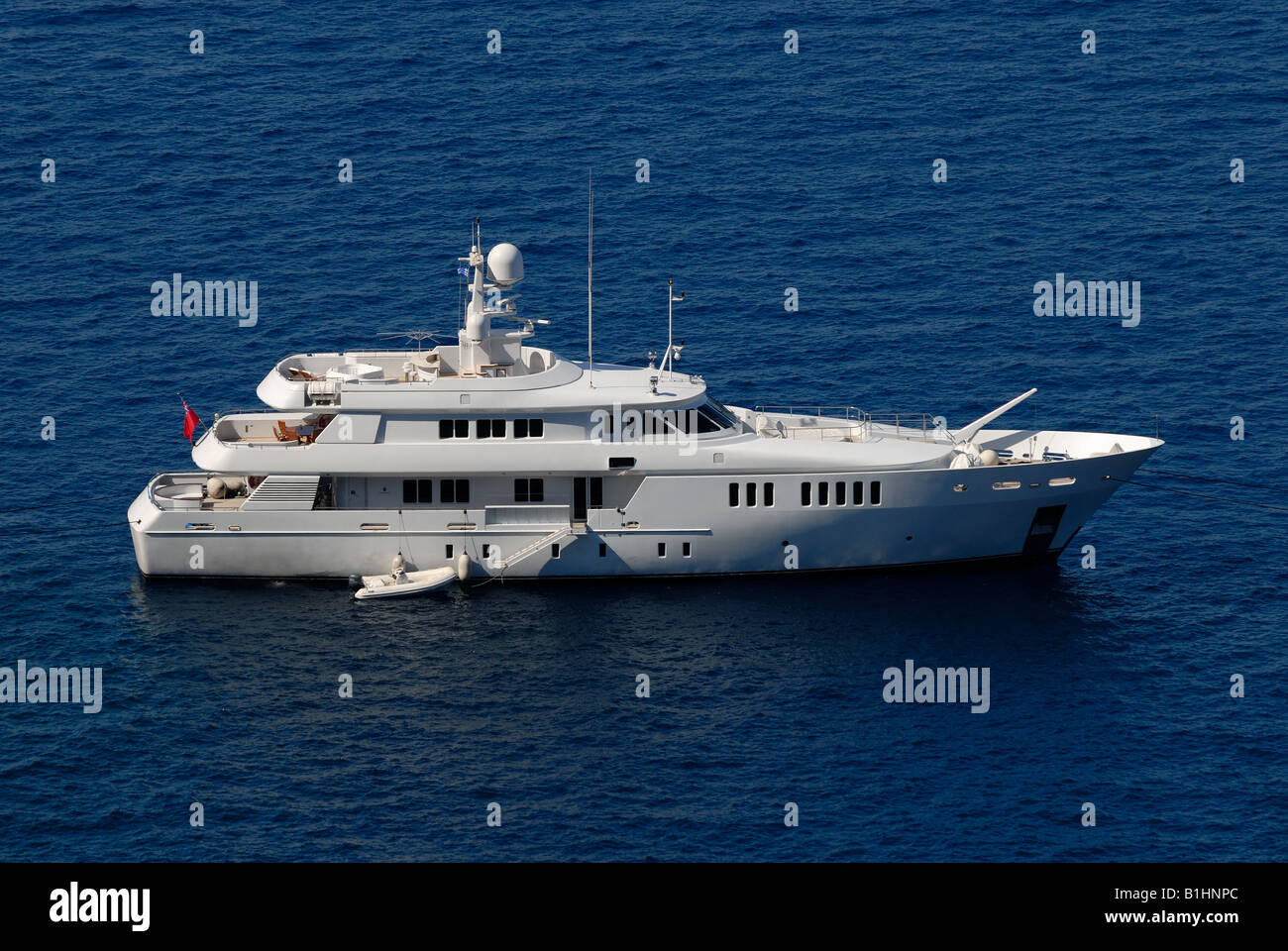 Luxus-Yacht im Hafen von Santorini, Griechenland Stockfoto