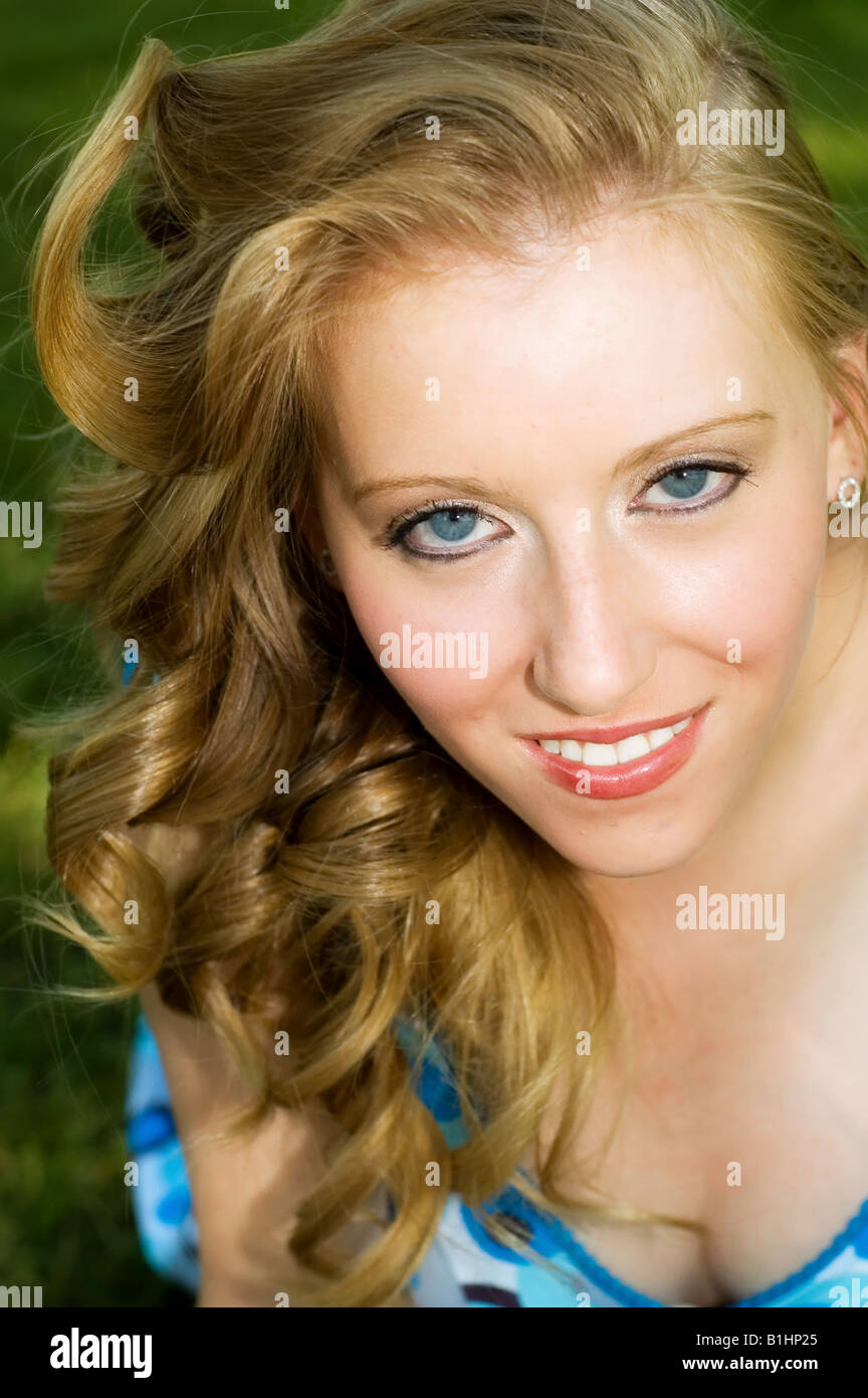 Porträt von eine attraktive Blondine mit langen Haaren Stockfoto