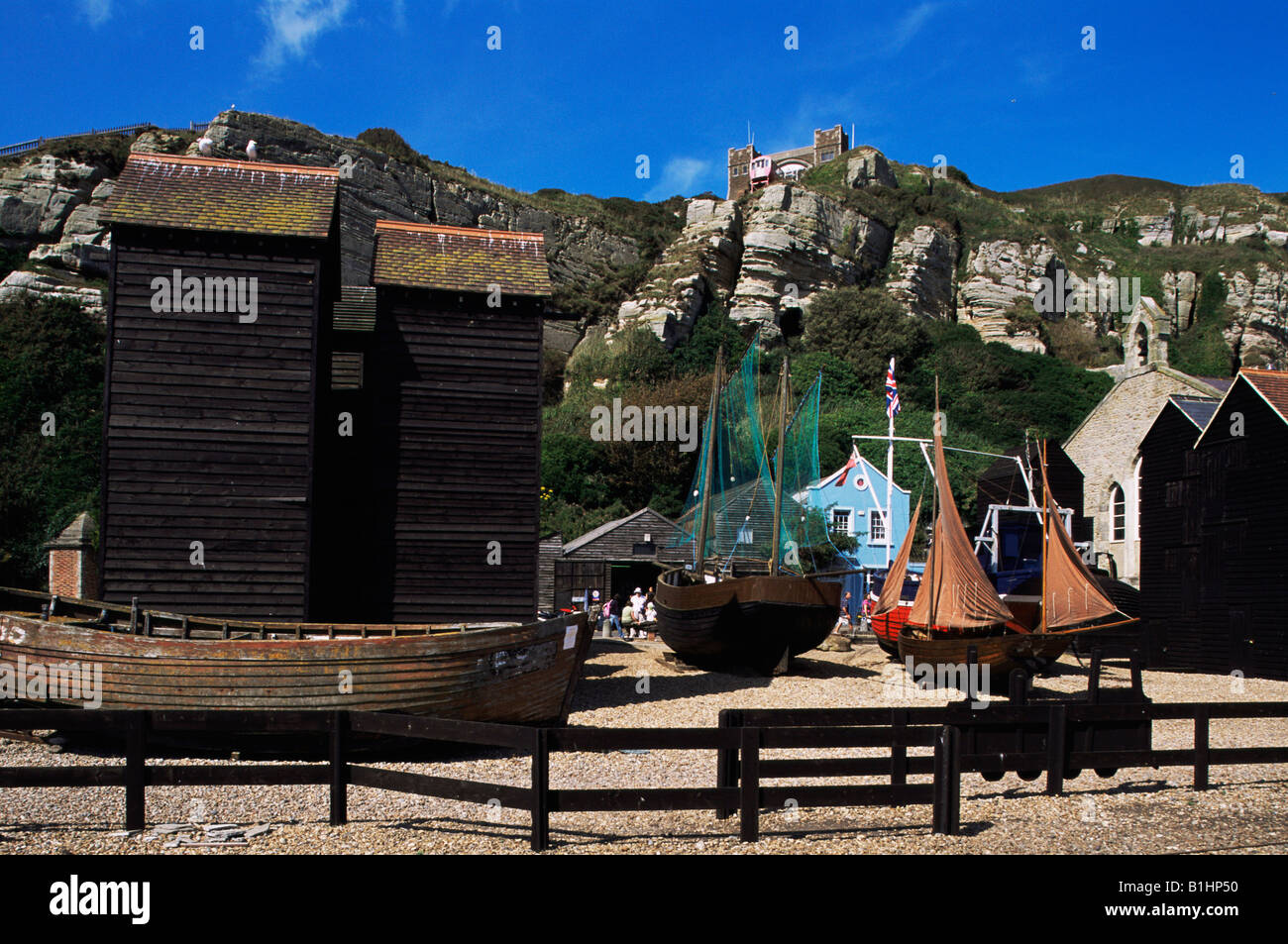 Boote in der Nähe von Netto Hütten, Hastings Altstadt, Hastings, Sussex, England Stockfoto