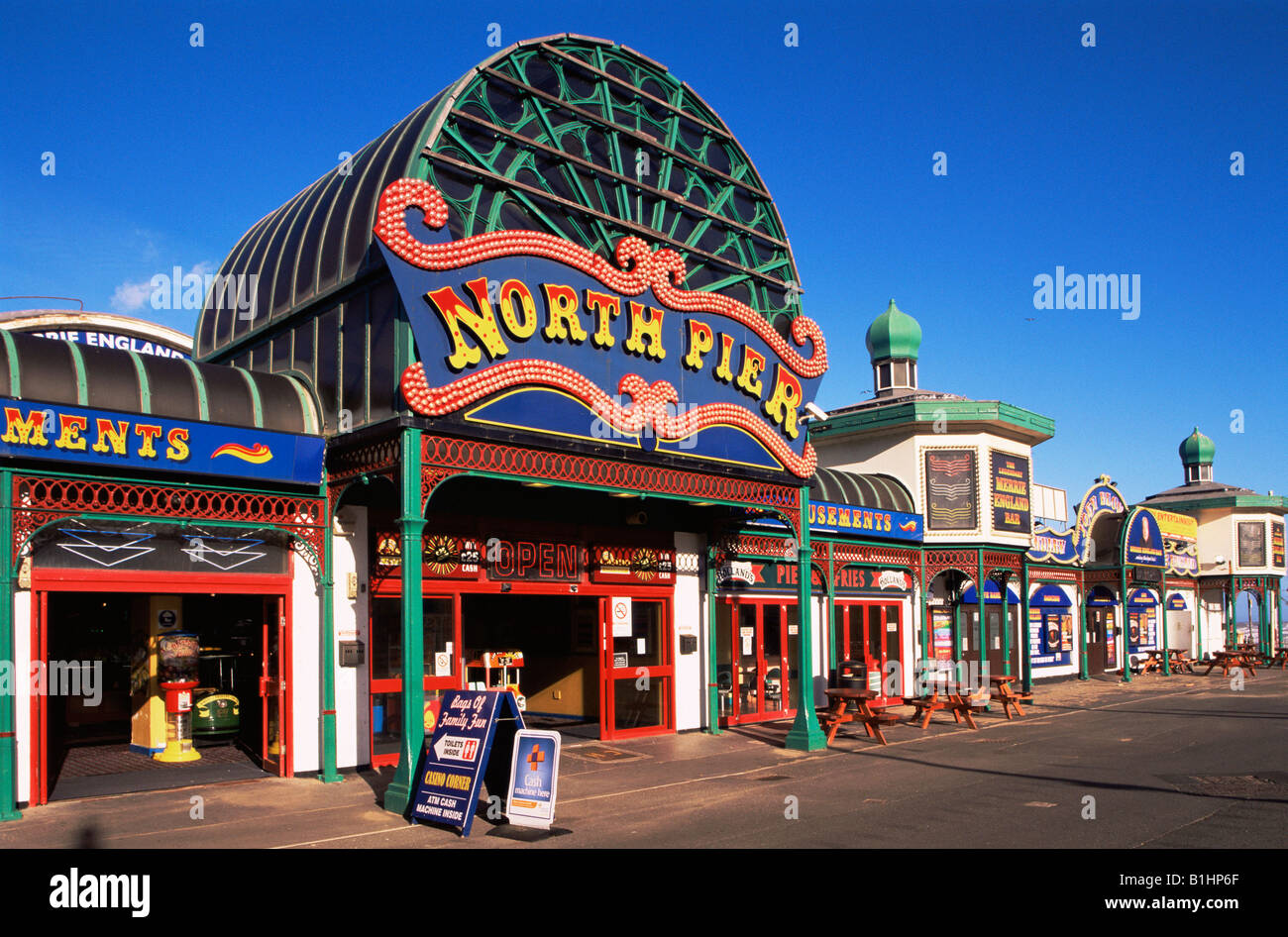 Gebäude entlang einer Straße, North Pier, Blackpool, Lancashire, England Stockfoto