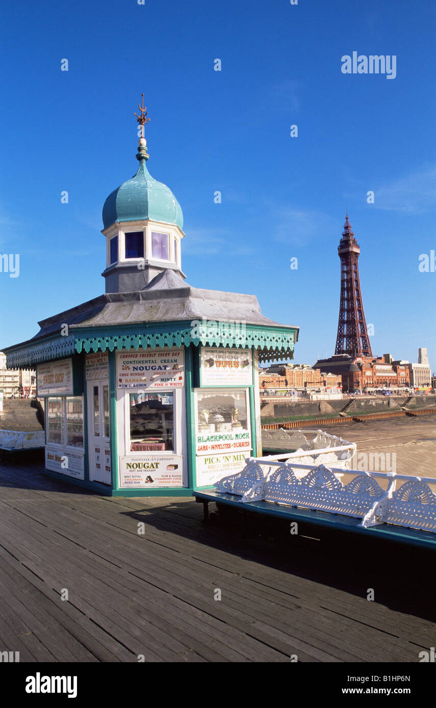 Candy Shop auf einem Pier, North Pier, Blackpool Tower, Blackpool, Lancashire, England Stockfoto