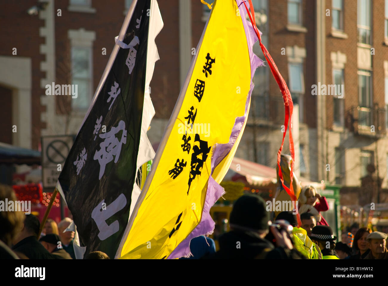 Massen feiern Chinese New Year mit großen Fahnen und Banner. Stockfoto