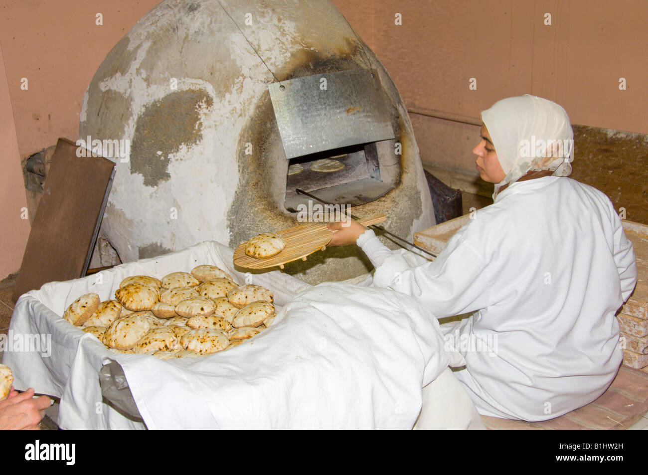 Eine arabische Frau Backen von Fladenbrot Pita interkontinentale Hotel Semiramis in Kairo Ägypten Stockfoto