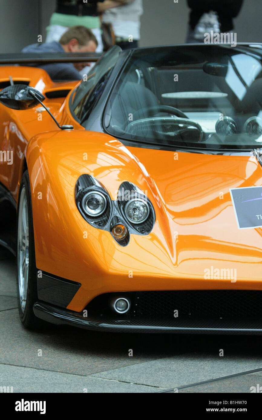 Supersportwagen Zonda Pagani, Super Auto, fahren, Lichter, schnelles Auto,  Kohlefaser, Doppelscheinwerfer, cooles Auto, Orange Auto Stockfotografie -  Alamy