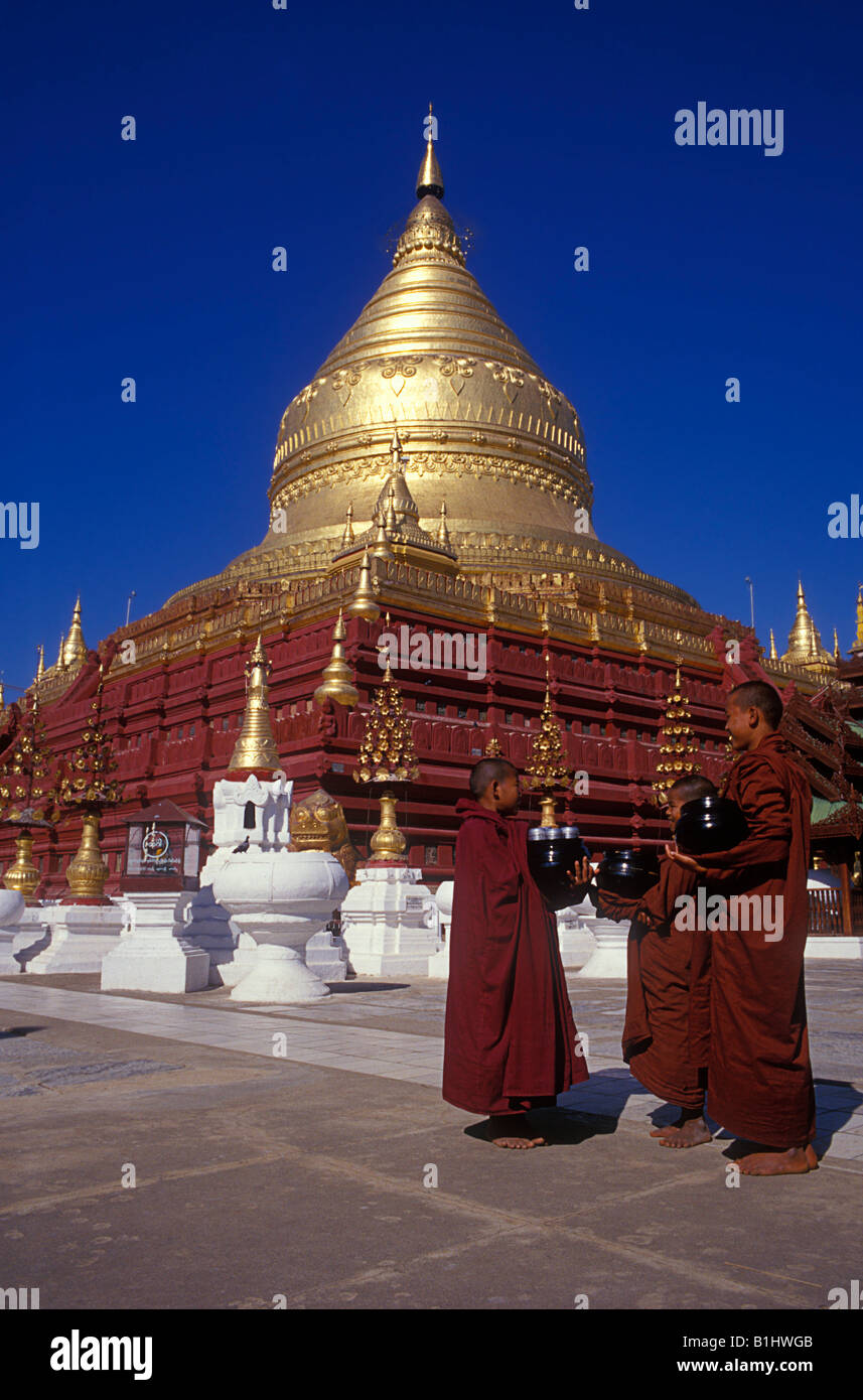 Drei Mönche in Myanmar Shwedagon Pagode Rangon Stockfoto