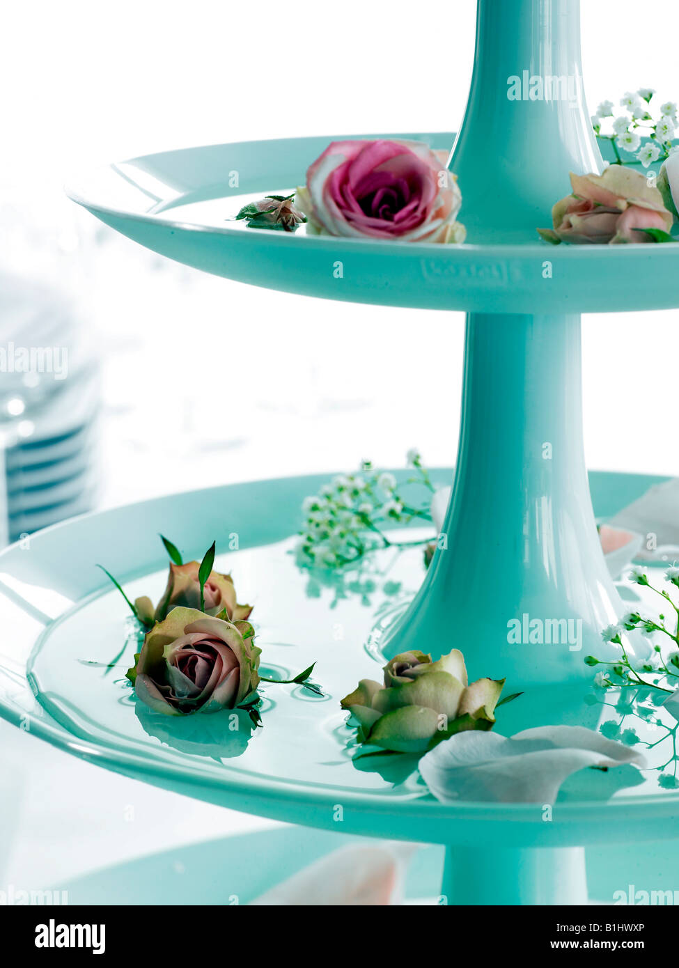 Etagere mit Rosenblättern und Blüten Stockfoto