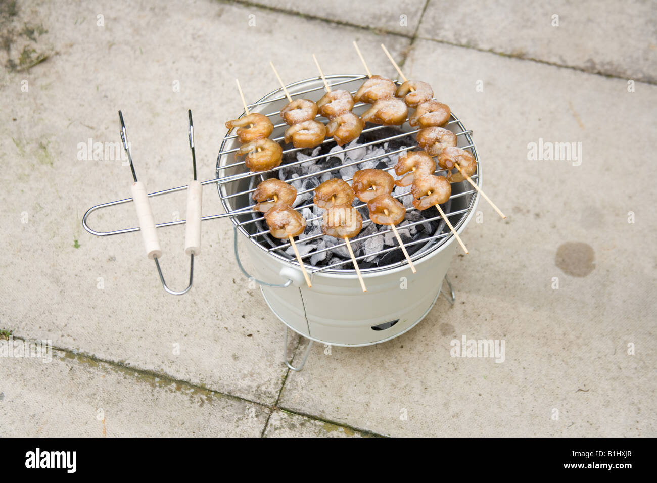 Eimer-Grill mit Tiger Garnelen Spieße kochen, London, England. Stockfoto