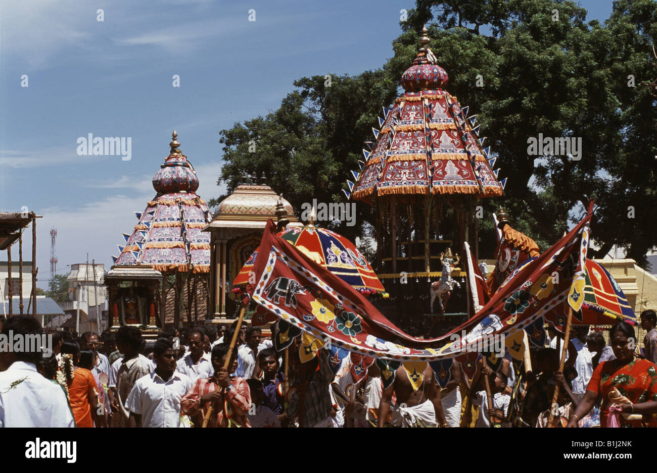 Gruppe von Menschen, ein traditionelles Fest feiern, Karpaka Vinayakar Tempel, Pillaiyarpatti, Tamil Nadu, Indien Stockfoto