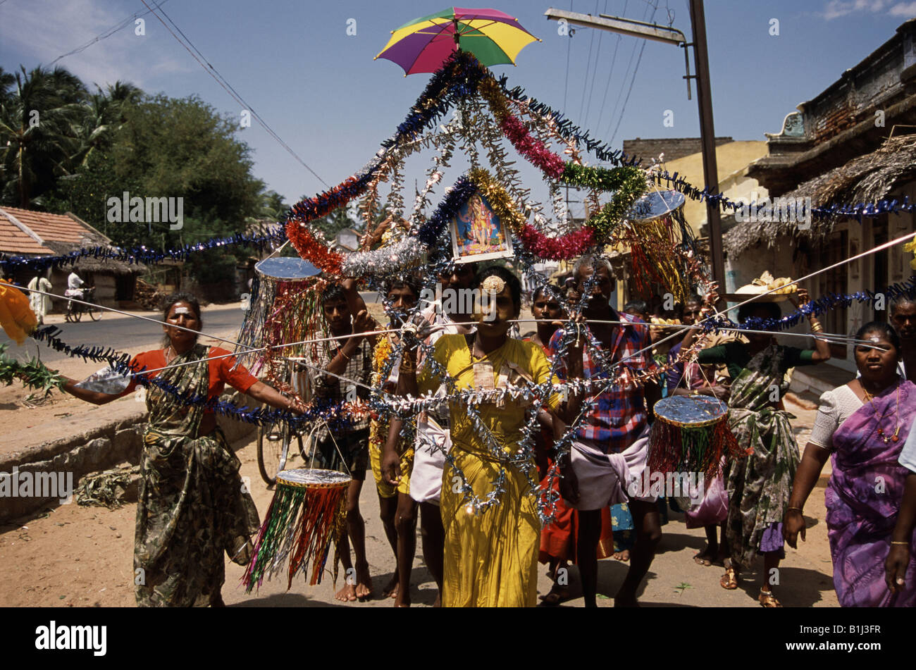 Buße in Erfüllung der Gelübde-piercing den Körper mit scharfen Haken und langen Nadeln, Mariamman Festival, Tamil Nadu, Indien Stockfoto