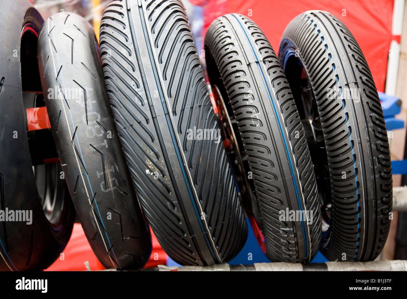 Eine Auswahl an Racing Motorradreifen, Thruxton, Hampshire, England. Stockfoto