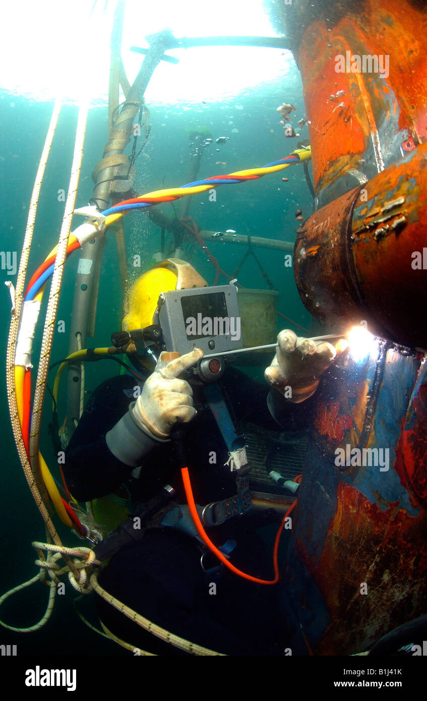 US Navy Diver schweißt einen Reparatur-Patch auf dem versunkenen Bug der USS Ogden (LPD-5) Stockfoto